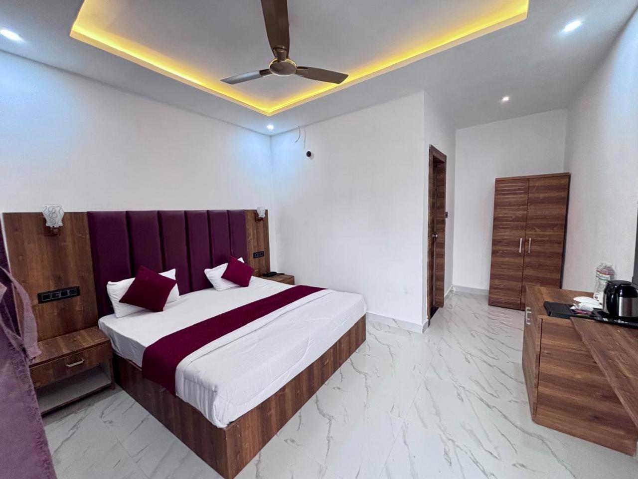 Hotel Omkar Palace Ayodhya Екстер'єр фото