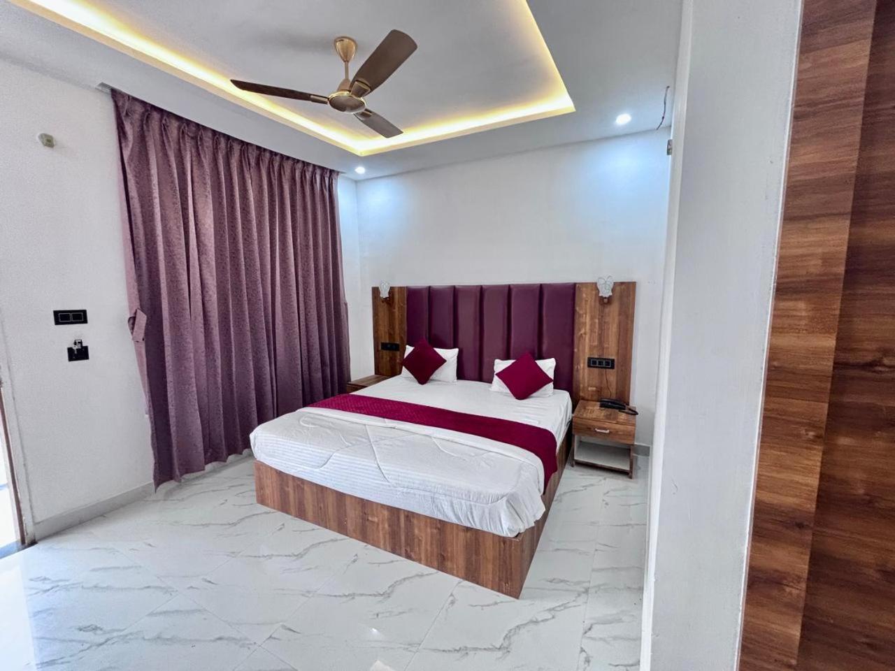 Hotel Omkar Palace Ayodhya Екстер'єр фото